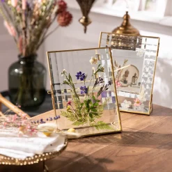 Depot Melange De Fleurs Sechees Et De Fleurs A Tige, Presse